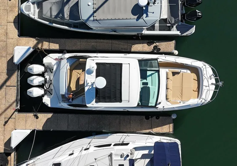 Slide: The Image of Sea Ray 320 Outboard 2023 - 3