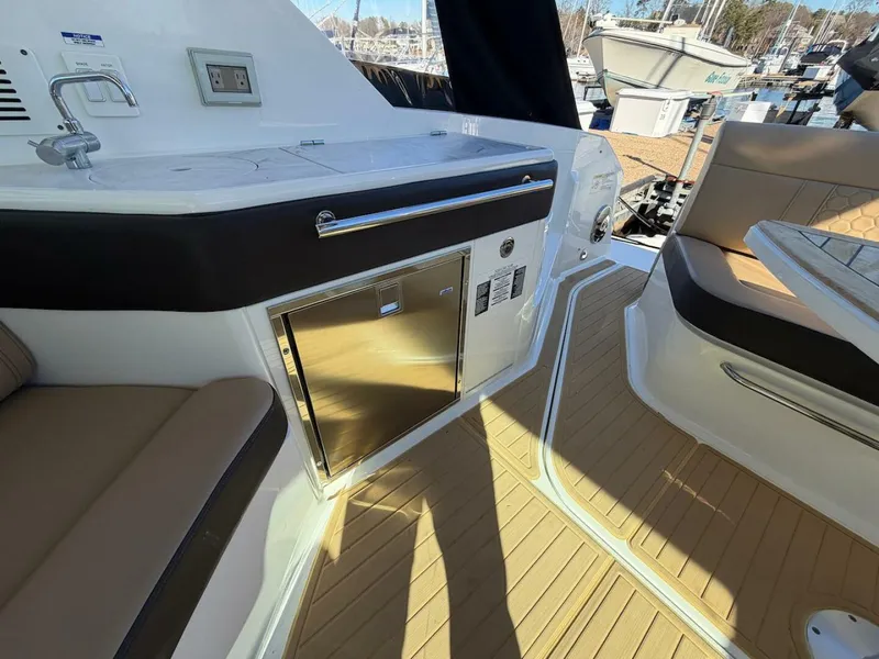 Slide: The Image of Sea Ray 320 Outboard 2023 - 30