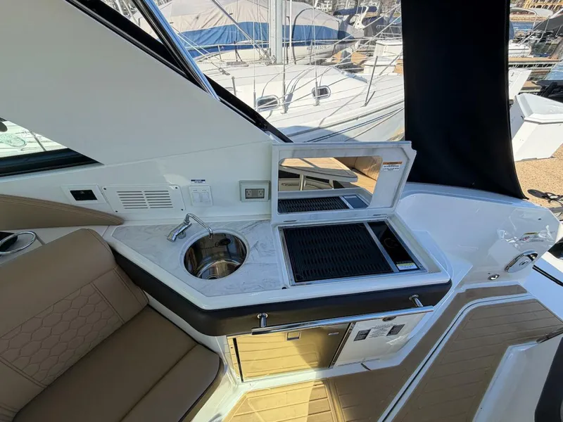 Slide: The Image of Sea Ray 320 Outboard 2023 - 31