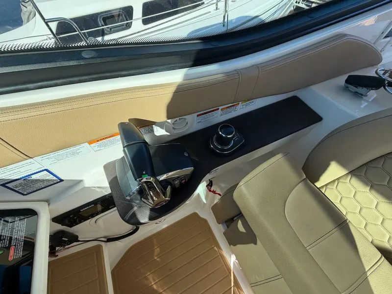 Slide: The Image of Sea Ray 320 Outboard 2023 - 32
