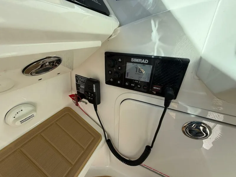 Slide: The Image of Sea Ray 320 Outboard 2023 - 33