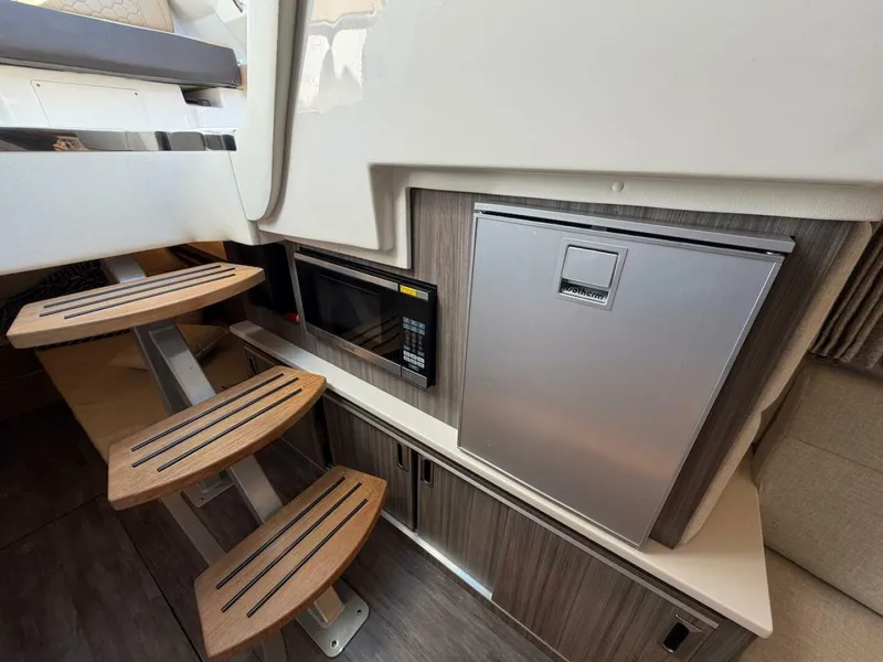 Slide: The Image of Sea Ray 320 Outboard 2023 - 36