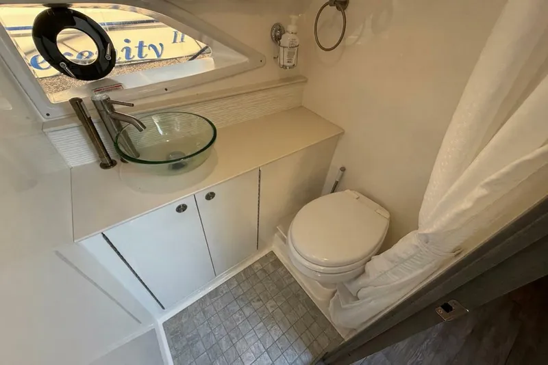 Slide: The Image of Sea Ray 320 Outboard 2023 - 38
