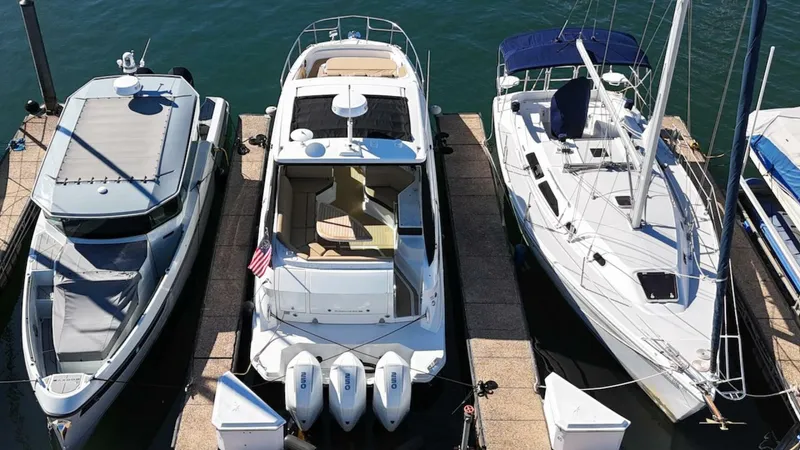 Slide: The Image of Sea Ray 320 Outboard 2023 - 4
