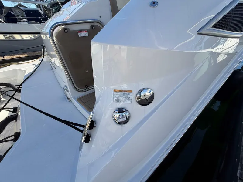 Slide: The Image of Sea Ray 320 Outboard 2023 - 41