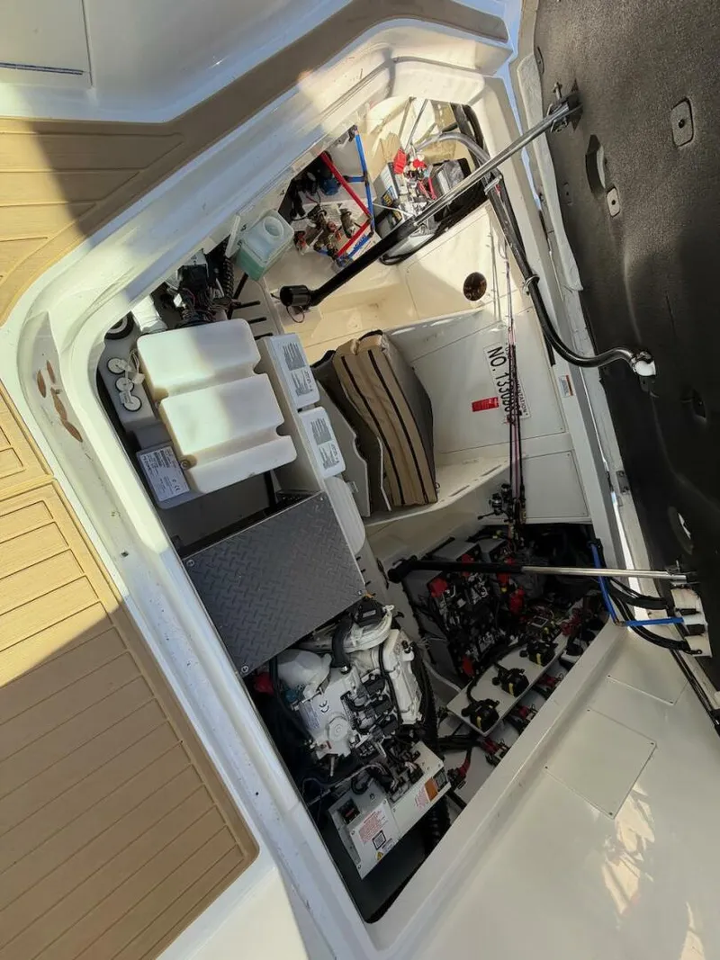 Slide: The Image of Sea Ray 320 Outboard 2023 - 42