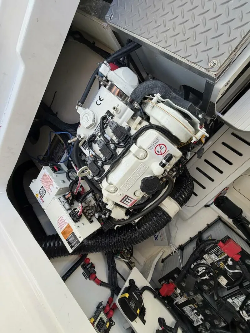 Slide: The Image of Sea Ray 320 Outboard 2023 - 43