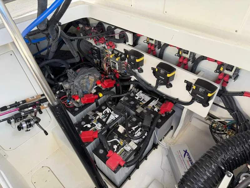 Slide: The Image of Sea Ray 320 Outboard 2023 - 44