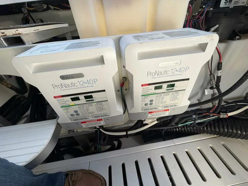 Slide: The Image of Sea Ray 320 Outboard 2023 - 46
