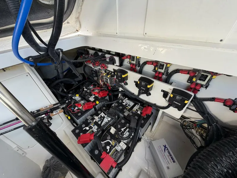 Slide: The Image of Sea Ray 320 Outboard 2023 - 47