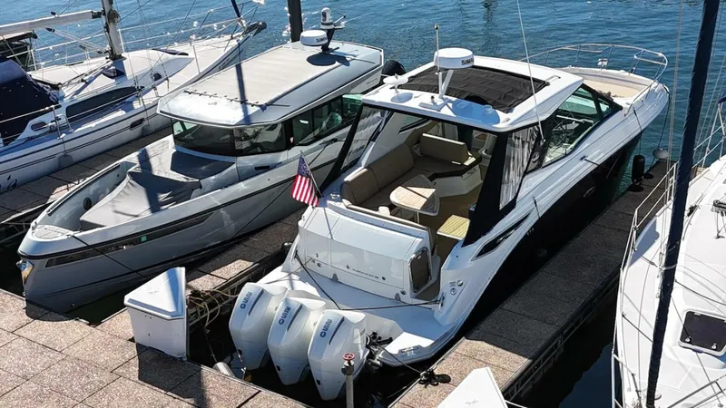 Slide: The Image of Sea Ray 320 Outboard 2023 - 5