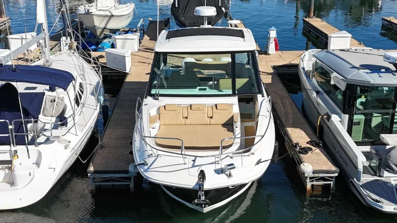 Slide: The Image of Sea Ray 320 Outboard 2023 - 6