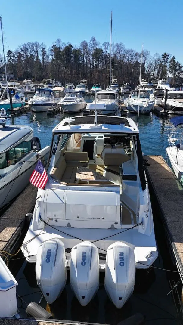 Slide: The Image of Sea Ray 320 Outboard 2023 - 7