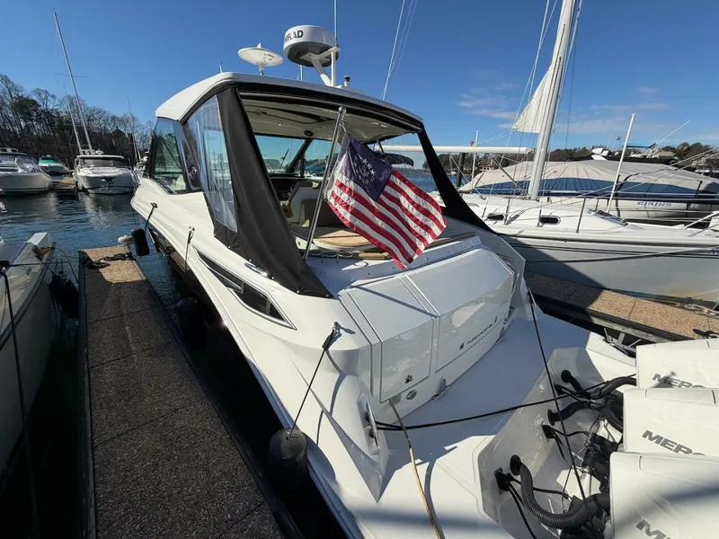 Slide: The Image of Sea Ray 320 Outboard 2023 - 8