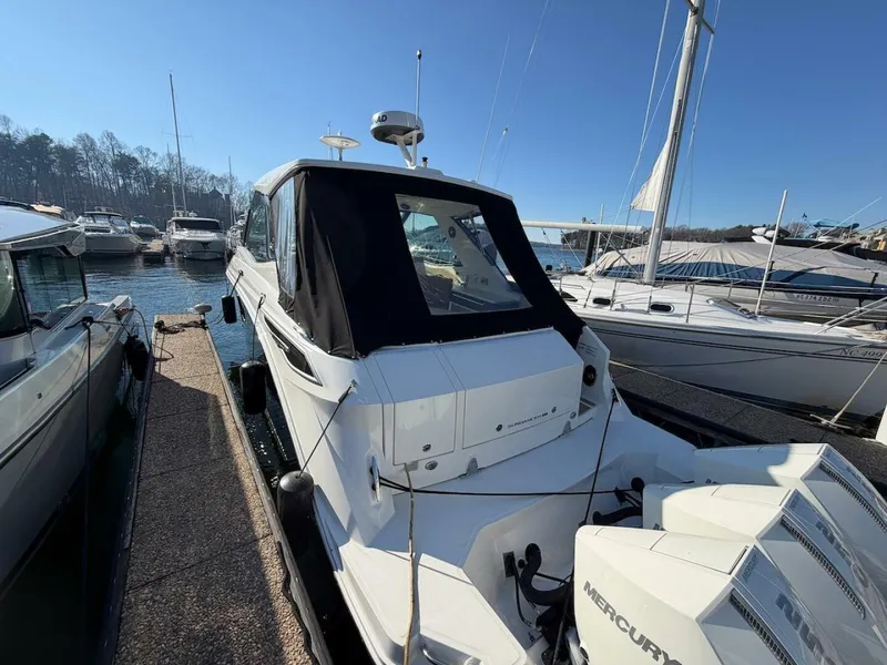 Slide: The Image of Sea Ray 320 Outboard 2023 - 9