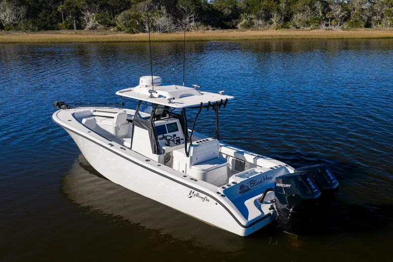 Slide: The Image of Yellowfin 32 Offshore 2023 - 10