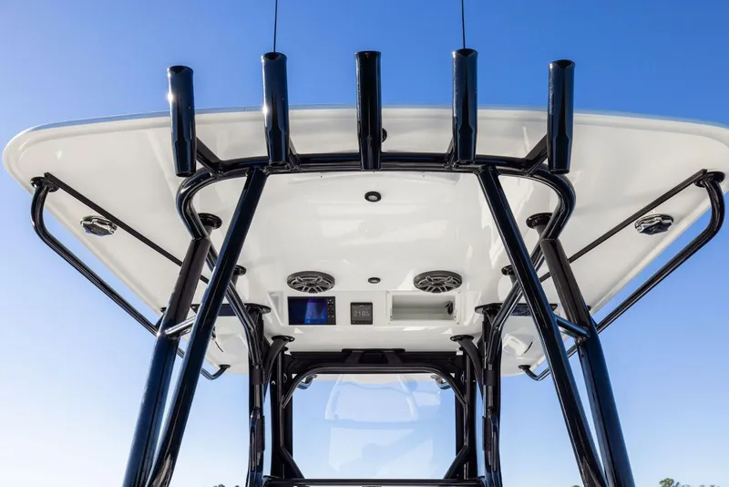 Slide: The Image of Yellowfin 32 Offshore 2023 - 29