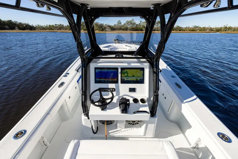 Slide: The Image of Yellowfin 32 Offshore 2023 - 33
