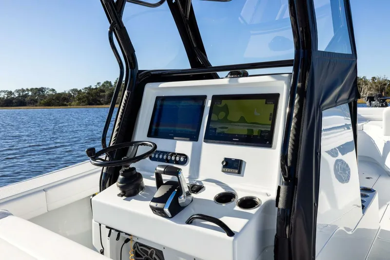 Slide: The Image of Yellowfin 32 Offshore 2023 - 37