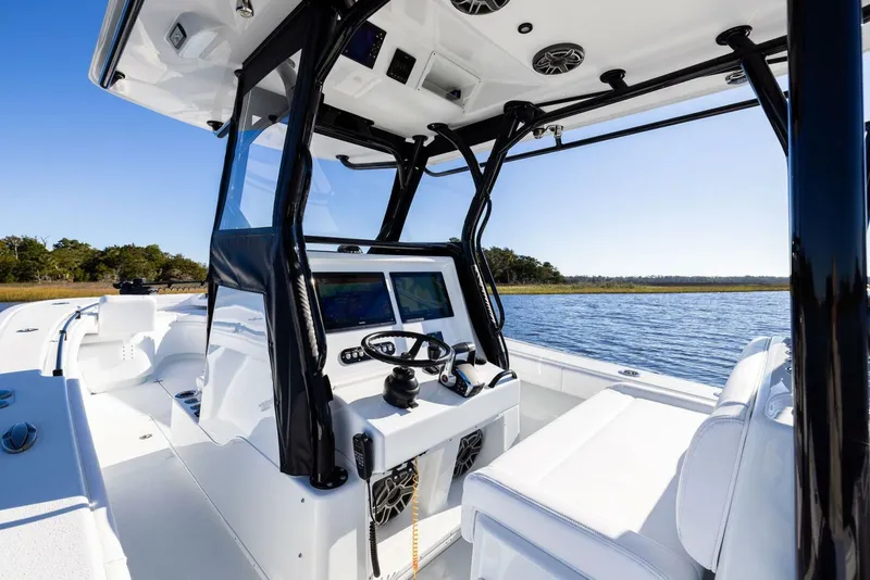 Slide: The Image of Yellowfin 32 Offshore 2023 - 39
