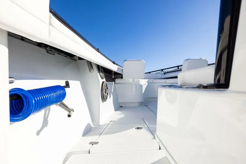 Slide: The Image of Yellowfin 32 Offshore 2023 - 55