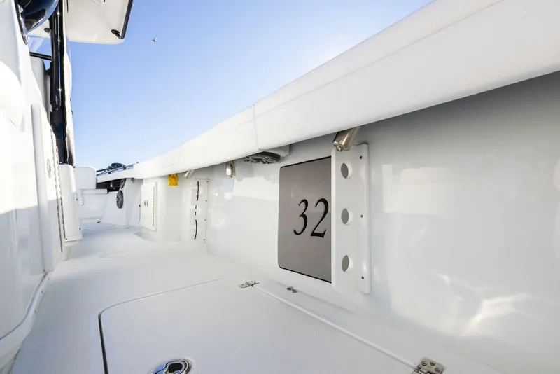 Slide: The Image of Yellowfin 32 Offshore 2023 - 59