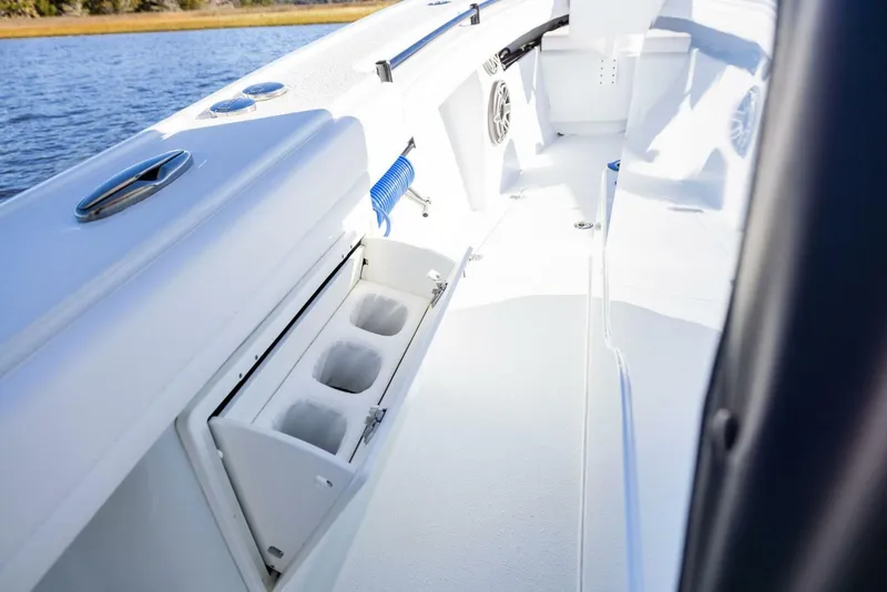 Slide: The Image of Yellowfin 32 Offshore 2023 - 62