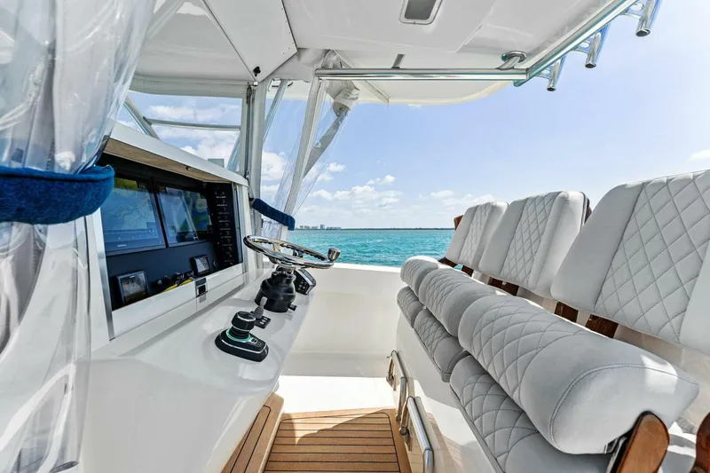 Slide: The Image of Bahama 41 2015 - 45