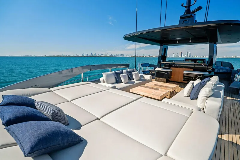 Slide: The Image of Pershing GTX Motoryacht 2023 - 26