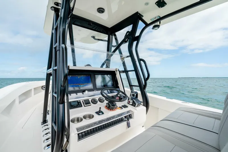 Slide: The Image of SeaVee 322z 2024 - 30