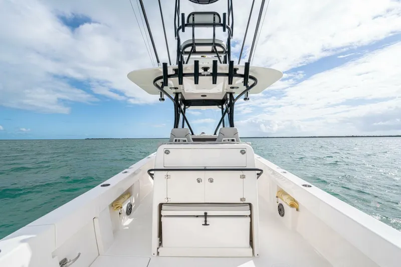 Slide: The Image of SeaVee 322z 2024 - 40