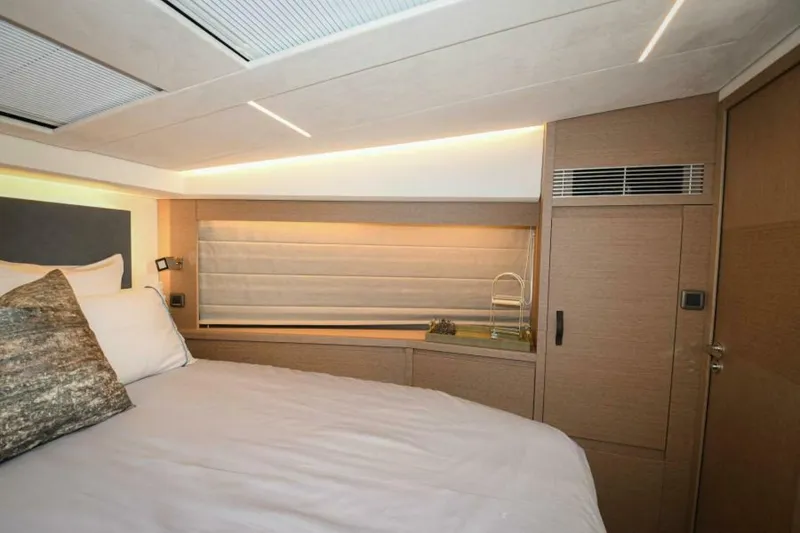 Slide: The Image of Prestige 520 Flybridge 2023 - 14
