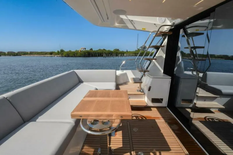 Slide: The Image of Prestige 520 Flybridge 2023 - 15