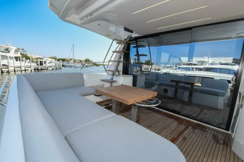 Slide: The Image of Prestige 520 Flybridge 2023 - 16