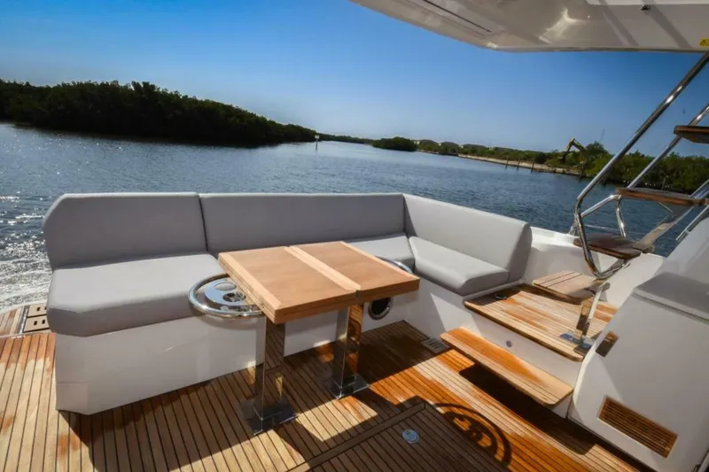 Slide: The Image of Prestige 520 Flybridge 2023 - 18