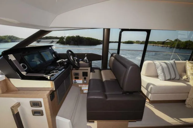Slide: The Image of Prestige 520 Flybridge 2023 - 3