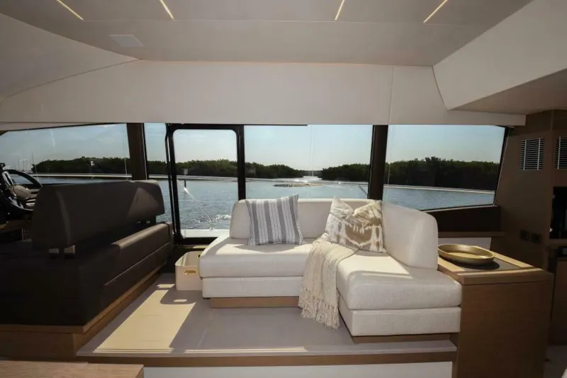 Slide: The Image of Prestige 520 Flybridge 2023 - 6