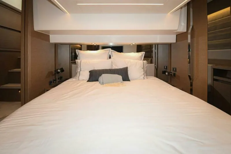 Slide: The Image of Prestige 520 Flybridge 2023 - 7