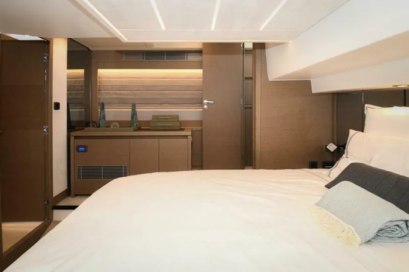 Slide: The Image of Prestige 520 Flybridge 2023 - 8