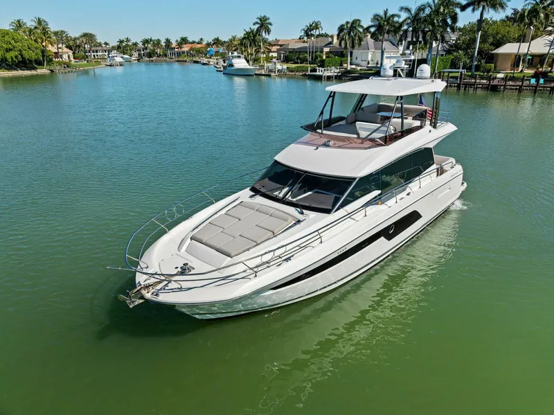 Slide: The Image of Prestige 520 Flybridge 2022 - 11