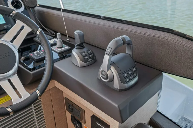 Slide: The Image of Prestige 520 Flybridge 2022 - 17