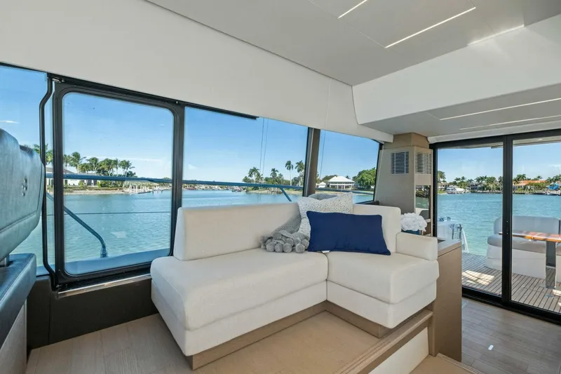 Slide: The Image of Prestige 520 Flybridge 2022 - 21