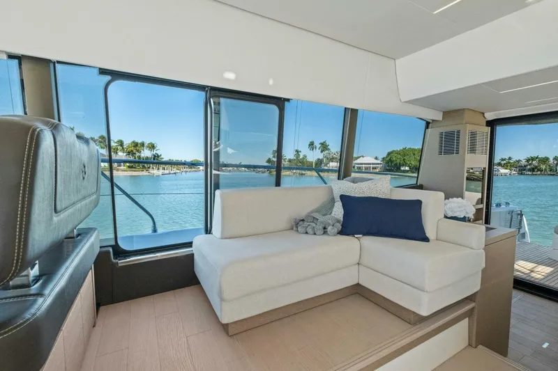 Slide: The Image of Prestige 520 Flybridge 2022 - 22