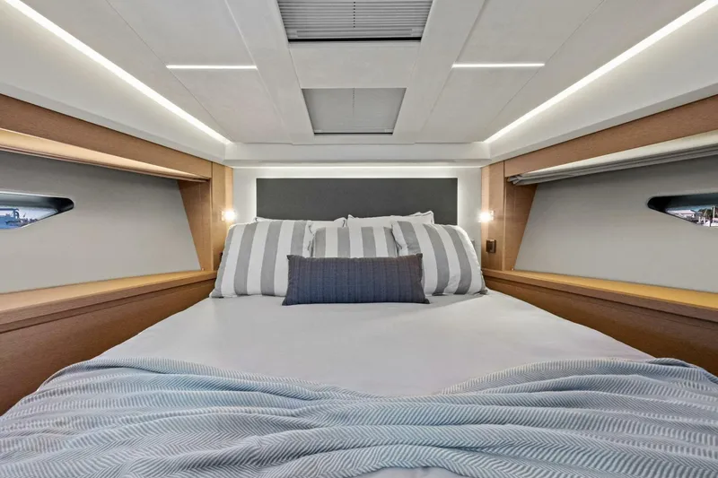 Slide: The Image of Prestige 520 Flybridge 2022 - 31