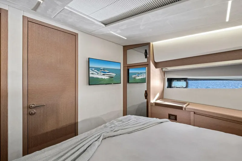 Slide: The Image of Prestige 520 Flybridge 2022 - 32