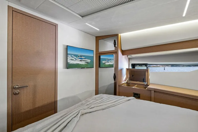Slide: The Image of Prestige 520 Flybridge 2022 - 33