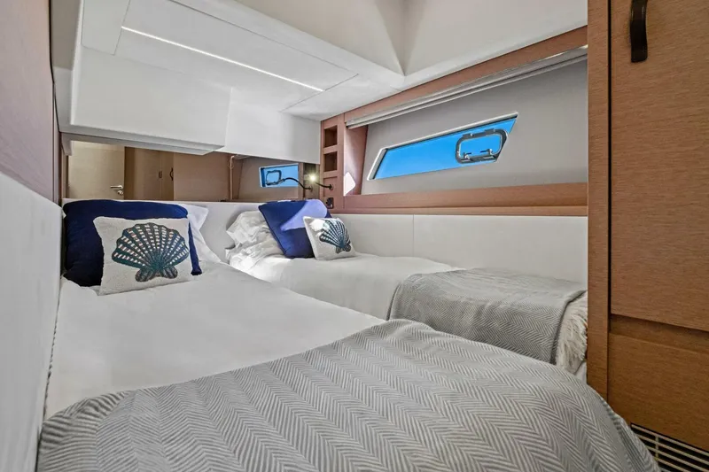Slide: The Image of Prestige 520 Flybridge 2022 - 35