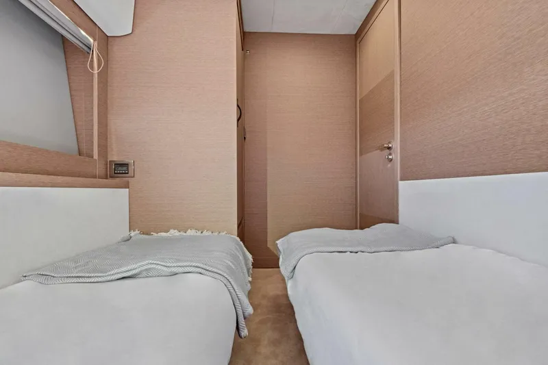 Slide: The Image of Prestige 520 Flybridge 2022 - 36