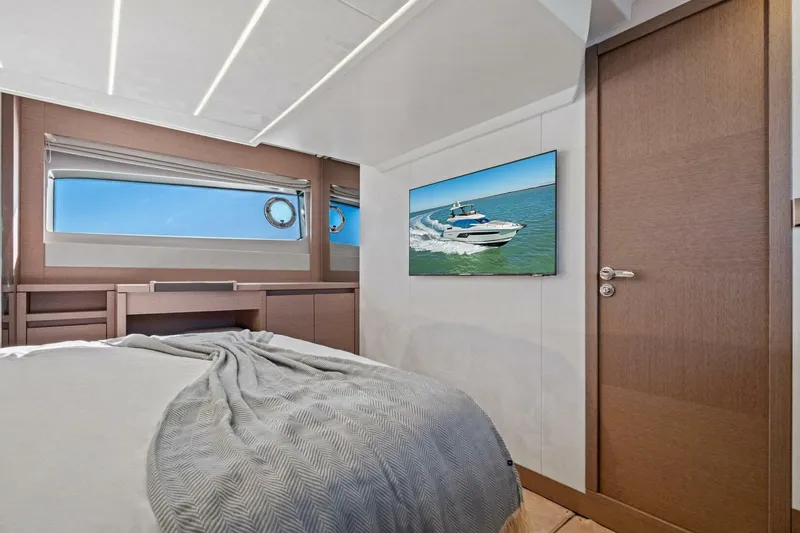 Slide: The Image of Prestige 520 Flybridge 2022 - 37