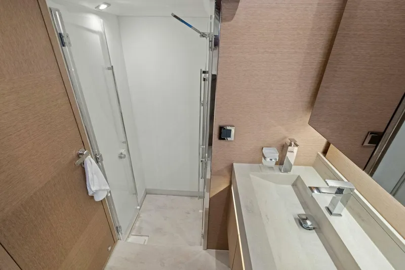 Slide: The Image of Prestige 520 Flybridge 2022 - 43